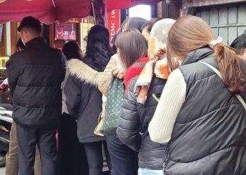 “Cò mồi” chực chờ bên ngoài tiệm vàng chờ mua lại