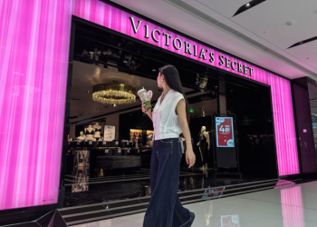 Thương hiệu thời trang 38 năm tuổi đóng cửa hơn 300 chi nhánh, lỗ ròng 1,66 triệu USD, vốn hóa bốc hơi 50% từ đầu năm 2025