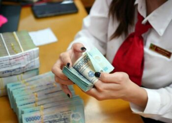 Lãi suất tiết kiệm và cho vay tiếp tục giảm