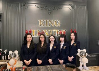 Du khách quốc tế ấn tượng với dịch vụ Barbershop kết hợp thư giãn và gội đầu dưỡng sinh